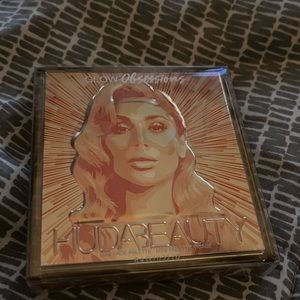 Huda Beauty highlighter face palette